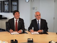 Prof. Joseph Sung (left), Vice-Chancellor and President; and Prof. Bert van der Zwaan (right), Rector Magnificus and Vice President of Utrecht University, signed a memorandum of understanding for PhD student exchange on 23 October 2012.